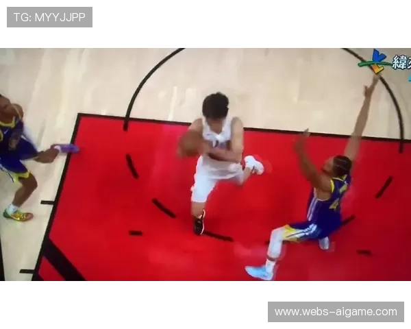 杨瀚森低位梦幻脚步晃开防守，强硬打成“2+1”引喝彩