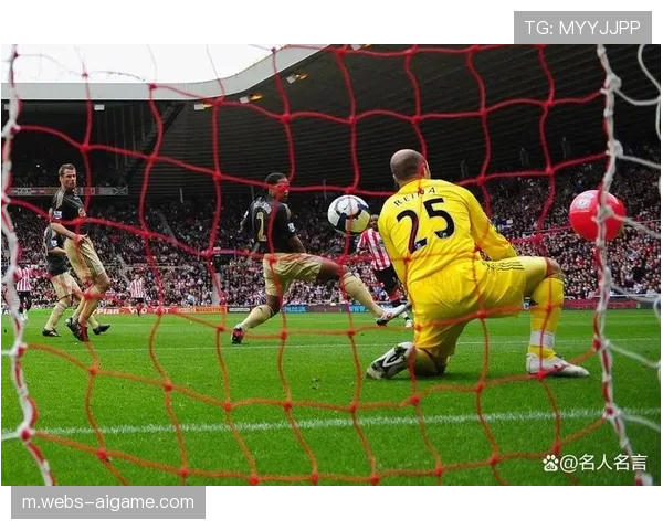 争议瞬间：底线裁判判定进球无效，VAR回放确认球未完全过线