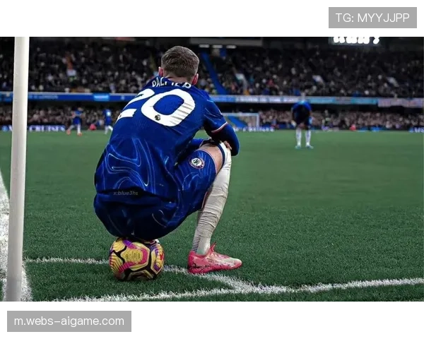 点球罚失后,帕尔默在斯坦福桥六万球迷注视下低头不语